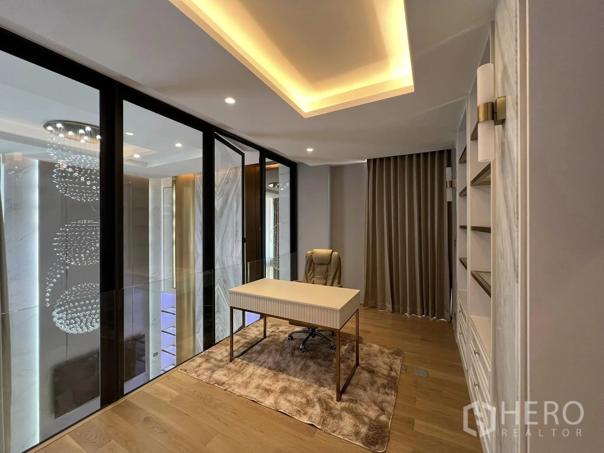 บ้าน ให้เช่าหรือขายในYan Nawa, Bangkok - โฮมออฟฟิศเมซานีนผนังกระจก โต๊ะทำงานและชั้นวางบิวท์อิน