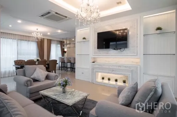 บ้าน ให้เช่าในPrawet, Bangkok - ห้องนั่งเล่นหรู ผนังทีวีลายหินอ่อน ตู้บิลท์อิน และโซฟานุ่มสบาย