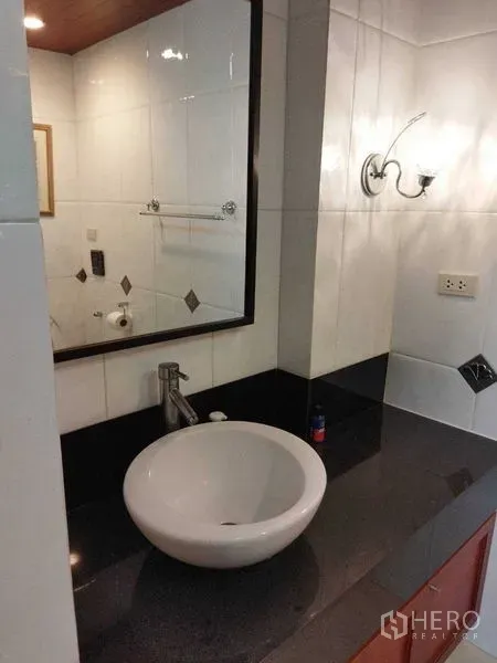 คอนโด ให้เช่าในPathum Wan, Bangkok - อ่างล้างหน้าทรงกลม เคาน์เตอร์หินสีดำ กระจกบานใหญ่ ผนังปูกระเบื้อง