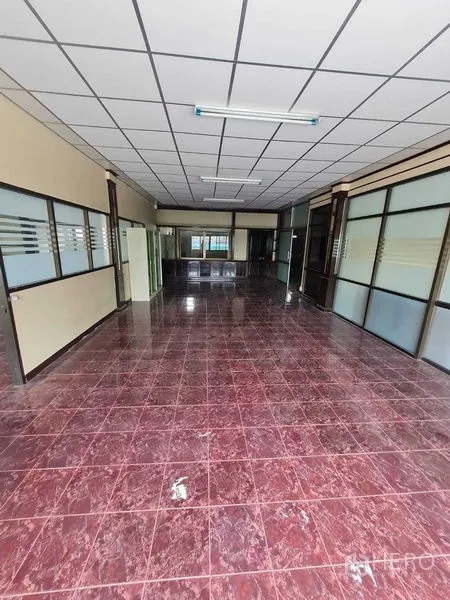 คลังสินค้า ให้เช่าในBang Yai, Nonthaburi - โซนออฟฟิศยาว ผนังกระจกกั้นห้อง เพดานแขวน และพื้นกระเบื้อง