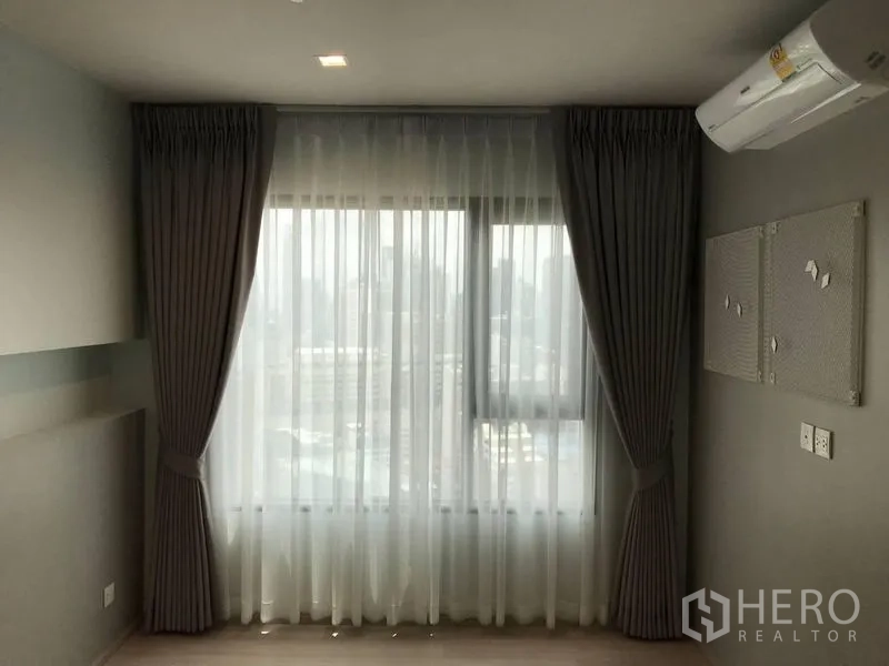 公寓 出售 - 卧室窗户配纱帘与遮光帘，可眺望城市景观，设嵌灯与空调。