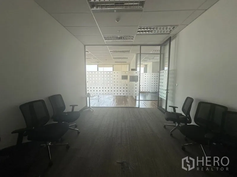 สำนักงาน ให้เช่าในRatchathewi, Bangkok - พื้นที่นั่งรอพร้อมเก้าอี้สำนักงานหันเข้าหาฉากกั้นกระจก