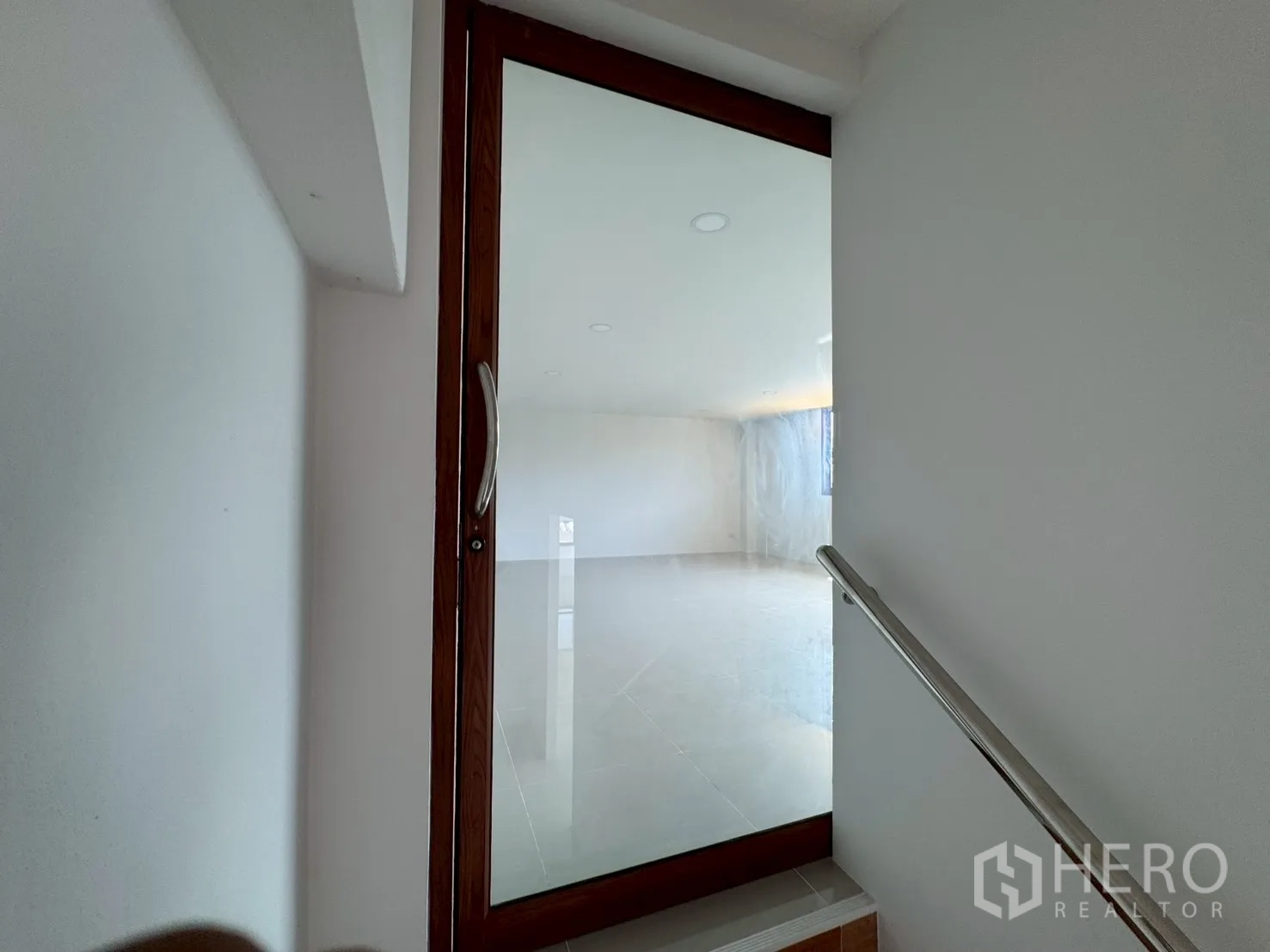 工厂 for sale in Mueang Samut Sakhon, Samut Sakhon - 从楼梯进入夹层办公室的玻璃门。