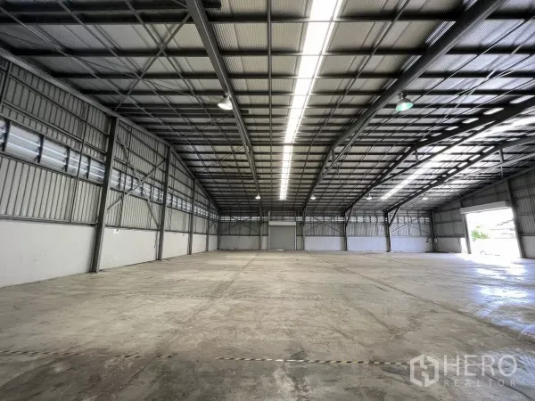 货栈 出租在Sai Mai, Bangkok - 1088平米无柱内部空间，混凝土地面与带天窗的金属屋顶。