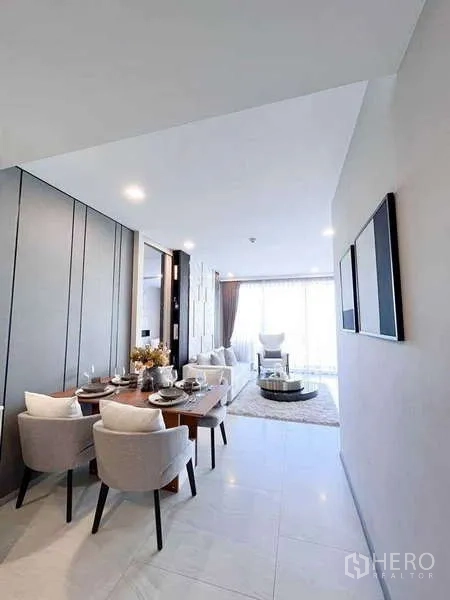 คอนโด ให้เช่าในWatthana, Bangkok - โถงทางเดินไปยังโต๊ะทานอาหารและห้องนั่งเล่นสว่างด้วยหน้าต่างบานใหญ่