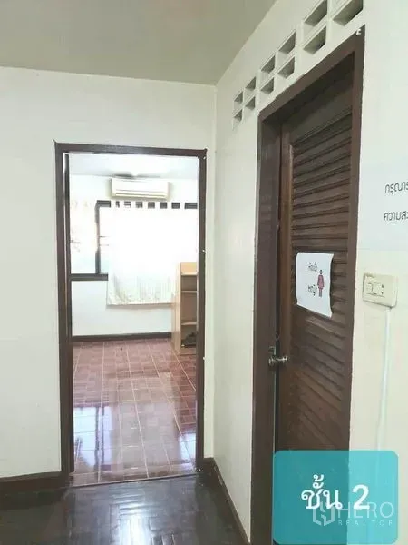 联排别墅 出售在Khlong Toei, Bangkok - 走廊通向明亮卧室，配空调与棕色地砖