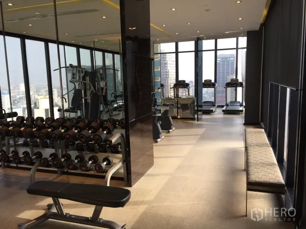 คอนโด ขายในWatthana, Bangkok - ฟิตเนสวิวสกายไลน์ มีลู่วิ่ง ดัมเบล และผนังกระจกสูงถึงเพดาน