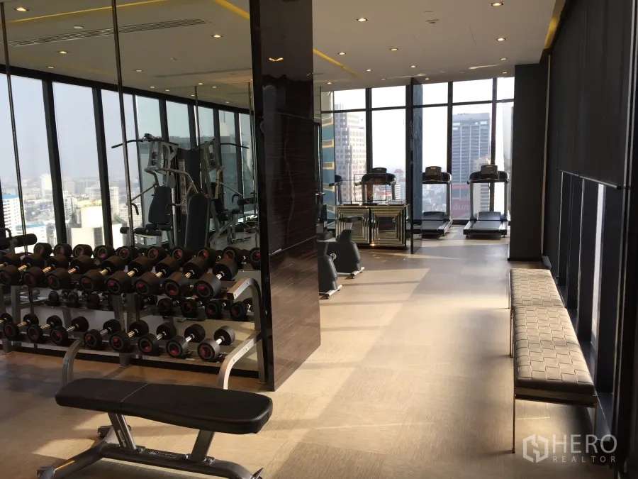 คอนโด ขายในWatthana, Bangkok - ฟิตเนสวิวสกายไลน์ มีลู่วิ่ง ดัมเบล และผนังกระจกสูงถึงเพดาน