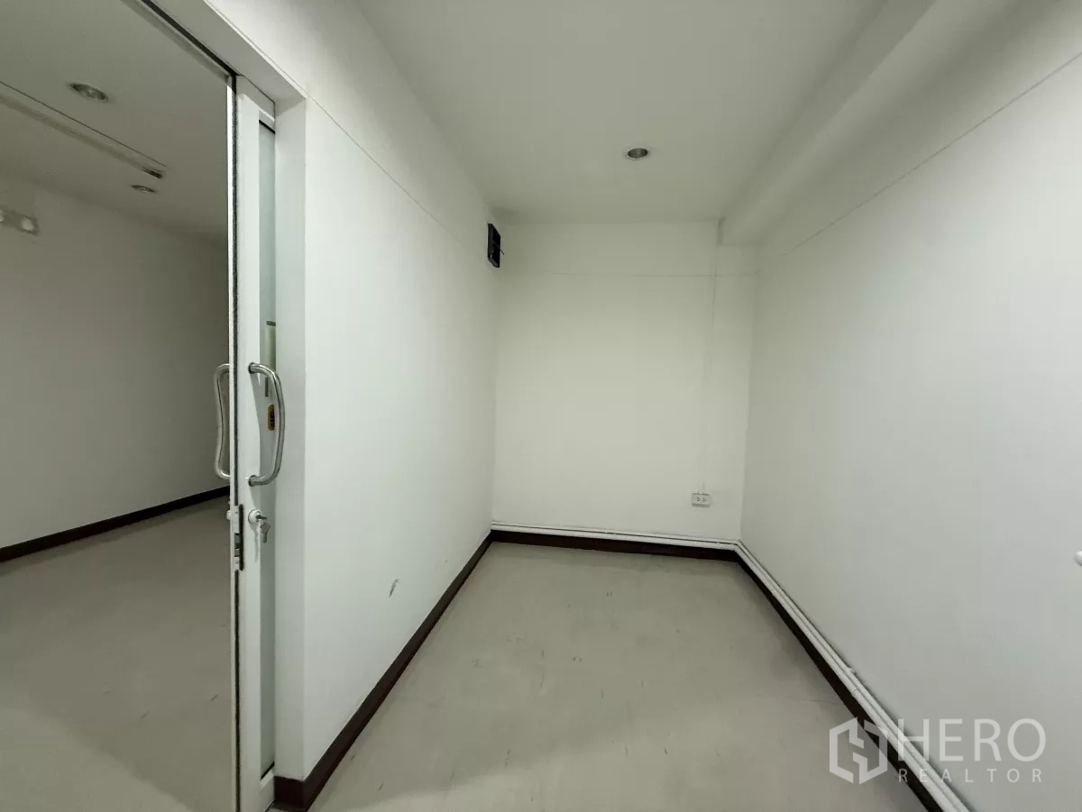 办公空间 出租在Din Daeng, Bangkok - 狭长小房带推拉门，适合会议或储物。