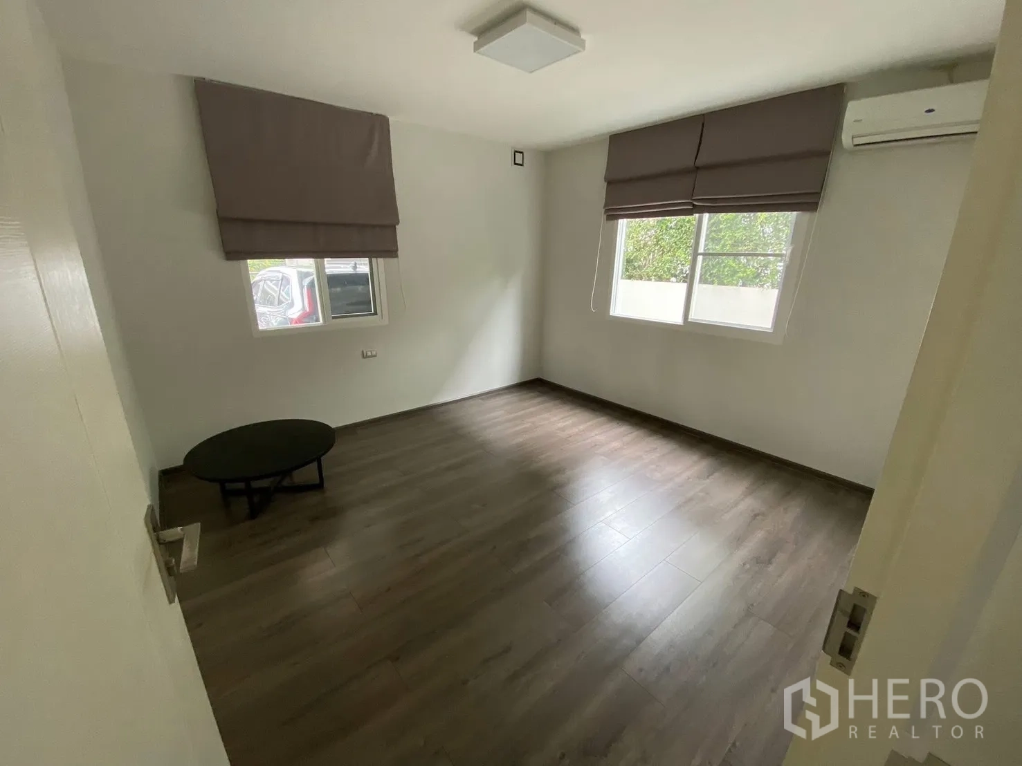 บ้าน ให้เช่าในPrawet, Bangkok - ห้องนอนรอง พื้นไม้ หน้าต่างสองบาน และเครื่องปรับอากาศ