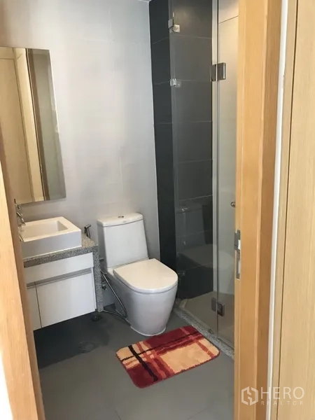 คอนโด ให้เช่าในKhlong Toei, Bangkok - ห้องน้ำสมัยใหม่ พร้อมตู้กระจกอาบน้ำ อ่างล้างหน้า และโถสุขภัณฑ์