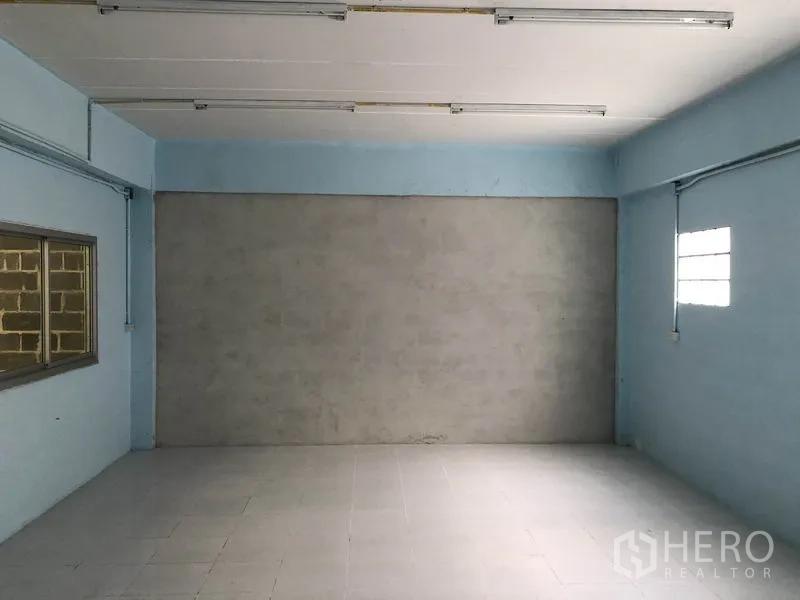 货栈 出租在Khlong Sam Wa, Bangkok - 浅蓝色办公/员工房，带窗与日光灯，地面铺砖。