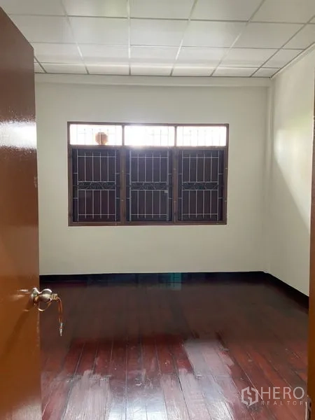 อาคารพาณิชย์ ให้เช่าในKhlong Toei, Bangkok - ห้องชั้นบนพื้นไม้ขัดเงา พร้อมหน้าต่างติดเหล็กดัด