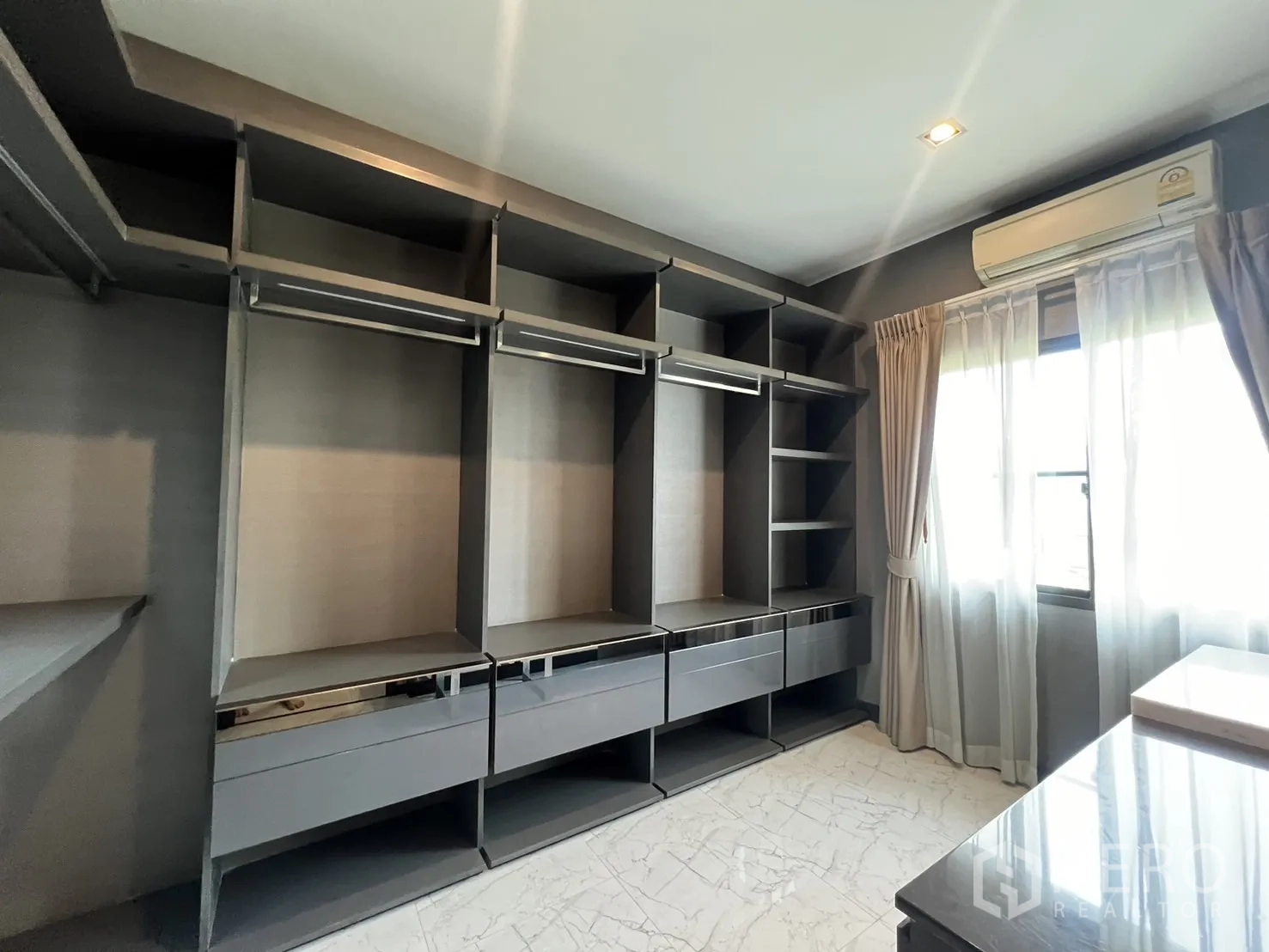 联排别墅 出租在Lat Phrao, Bangkok - 主衛視角，長型懸掛洗手台、浸泡浴缸與磨砂玻璃淋浴。