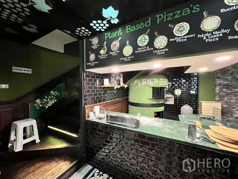 อาคารพาณิชย์ ให้เช่าในWatthana, Bangkok - มุมเคาน์เตอร์พิซซ่าถัดจากบันได ในพื้นที่ร้านอาหารที่ตกแต่งแล้วพร้อมพื้นโมเสก.