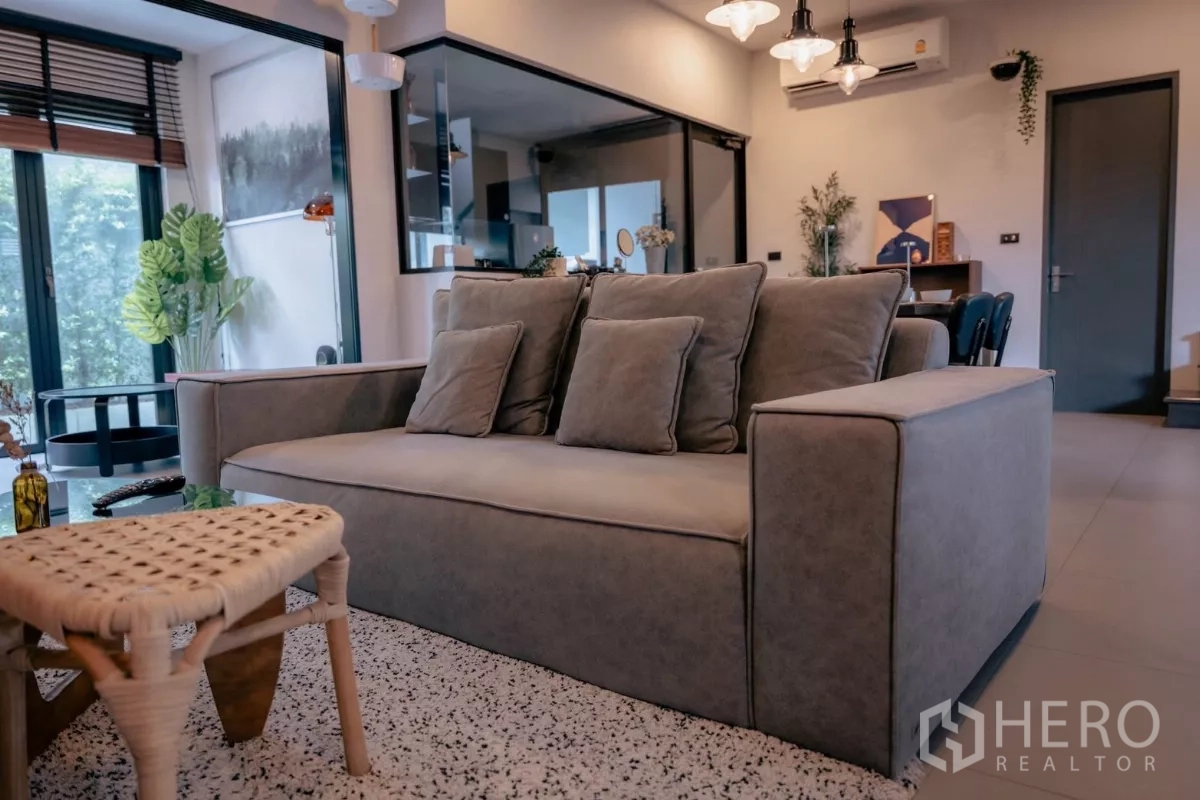 独立式住宅 出租或出售在Bang Phli, Samut Prakan - 明亮的开放式客厅，灰色沙发舒适温馨。