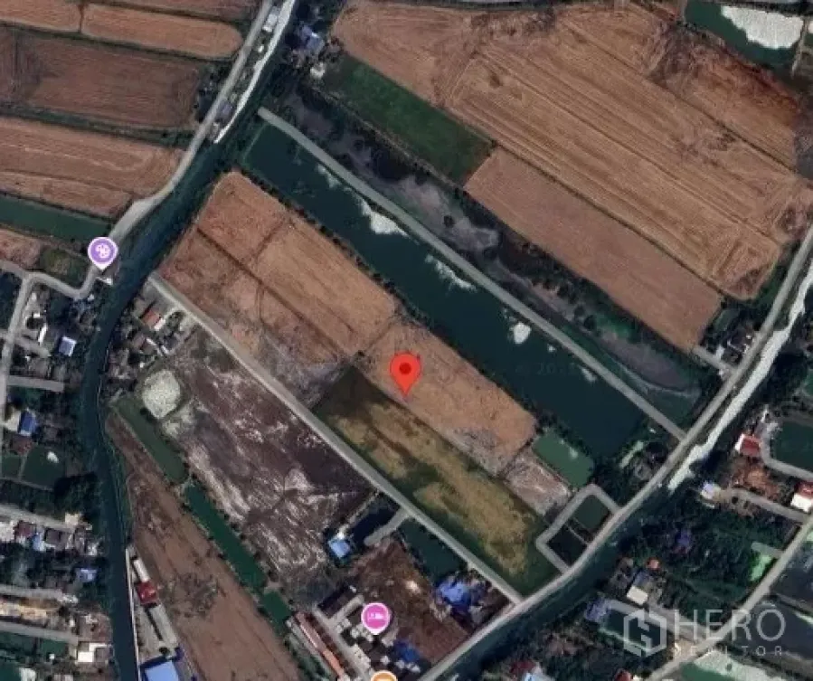 Land for sale in Samut Prakan - Aerial view of a rectangular farmland parcel bordered by a canal and local roads in Bang Bo, Samut Prakan.
