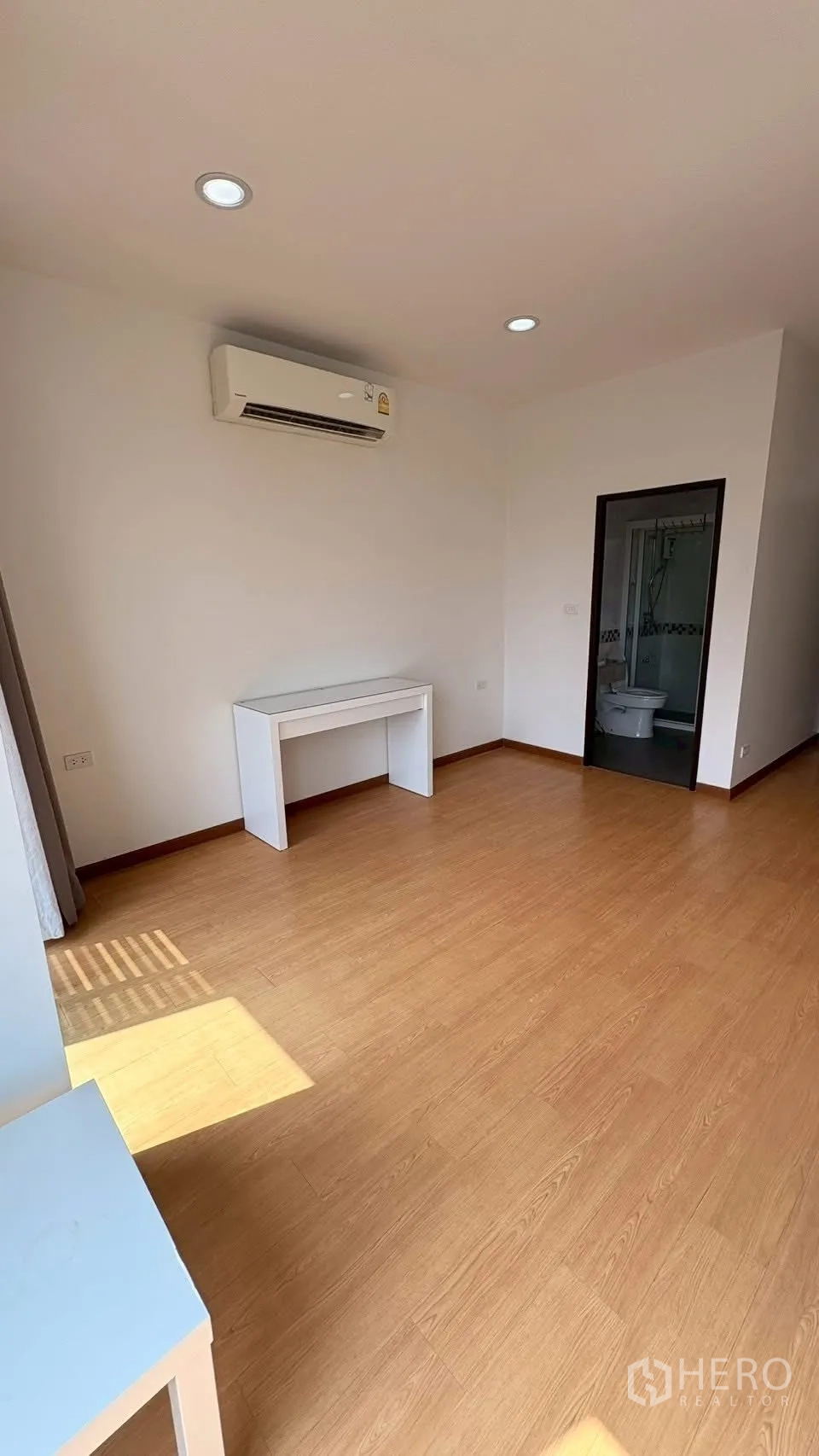 联排别墅 for rent in Phra Khanong, Bangkok - 卧室角落设书桌、空调，并有套内卫浴入口。