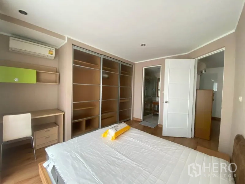 คอนโด ให้เช่าในWatthana, Bangkok - ห้องนอนพร้อมโต๊ะทำงาน ตู้เสื้อผ้าบานเลื่อน แอร์ และทางเข้าห้องน้ำในตัว