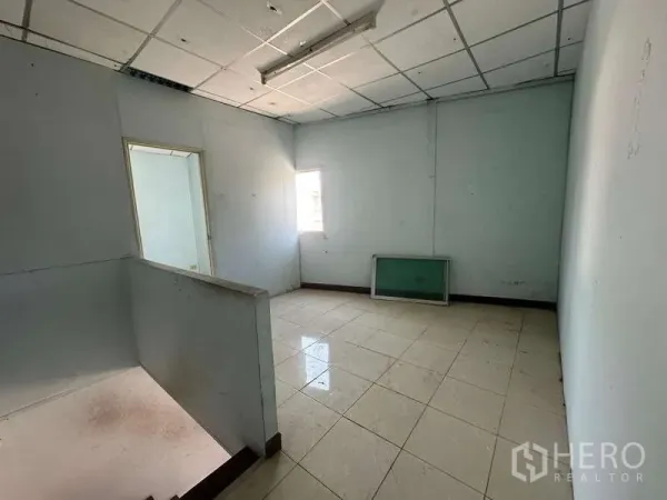 Warehouse for rent in Suan Luang, Bangkok - Upstairs office room with tiled floor, window lighting and suspended ceiling.