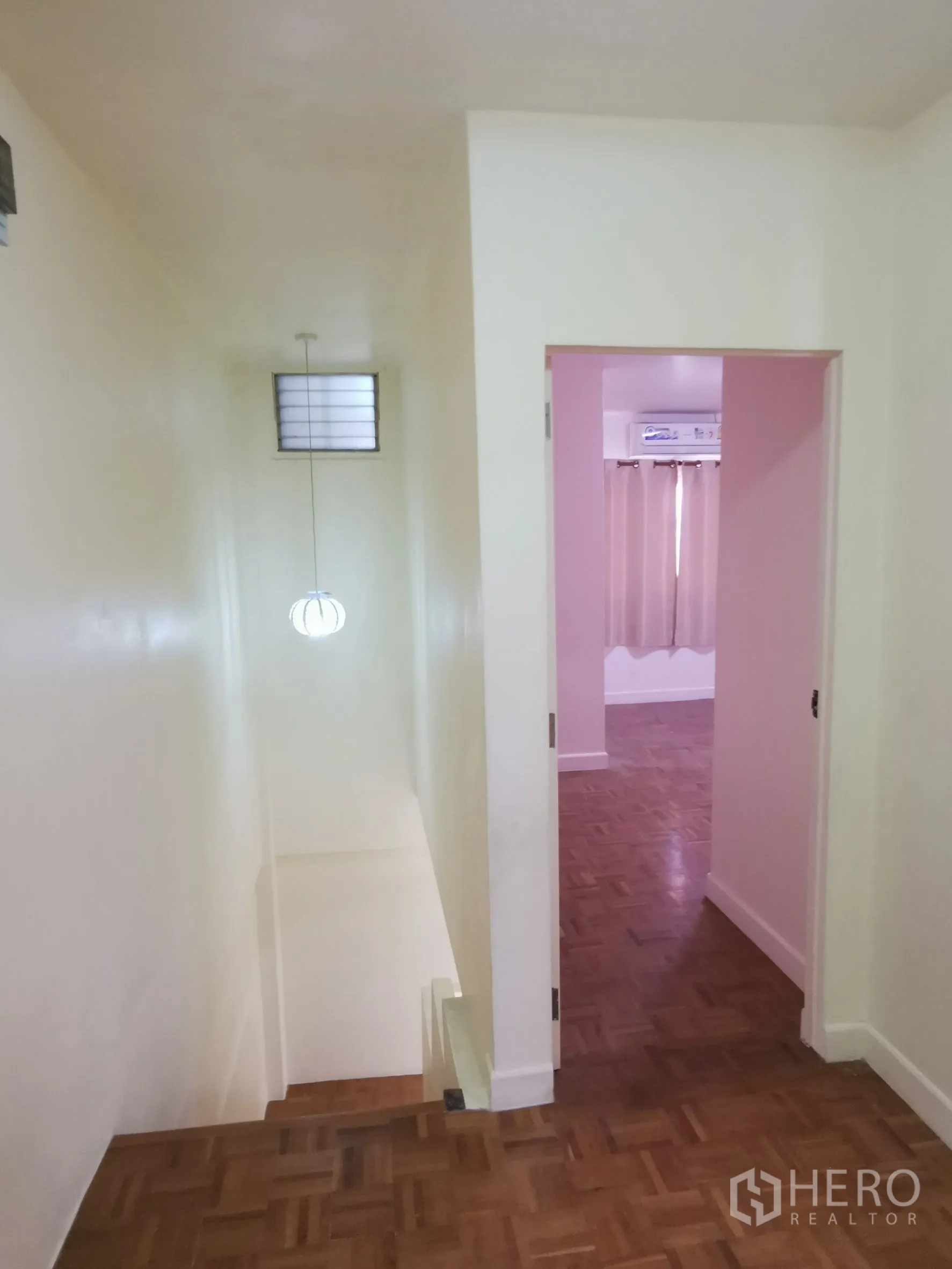 ทาวน์เฮาส์ ให้เช่าในKhlong Toei, Bangkok - โถงชั้นบนพื้นไม้ ทางเดินสู่ห้องนอนและโถงบันได