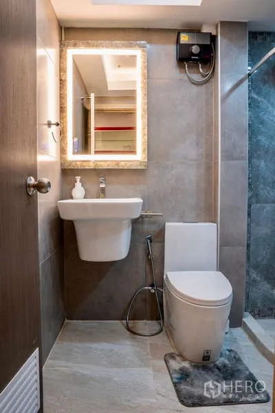 联排别墅 出租在Khlong Toei, Bangkok - 紧凑卫生间，挂墙式台盆、马桶与背光镜