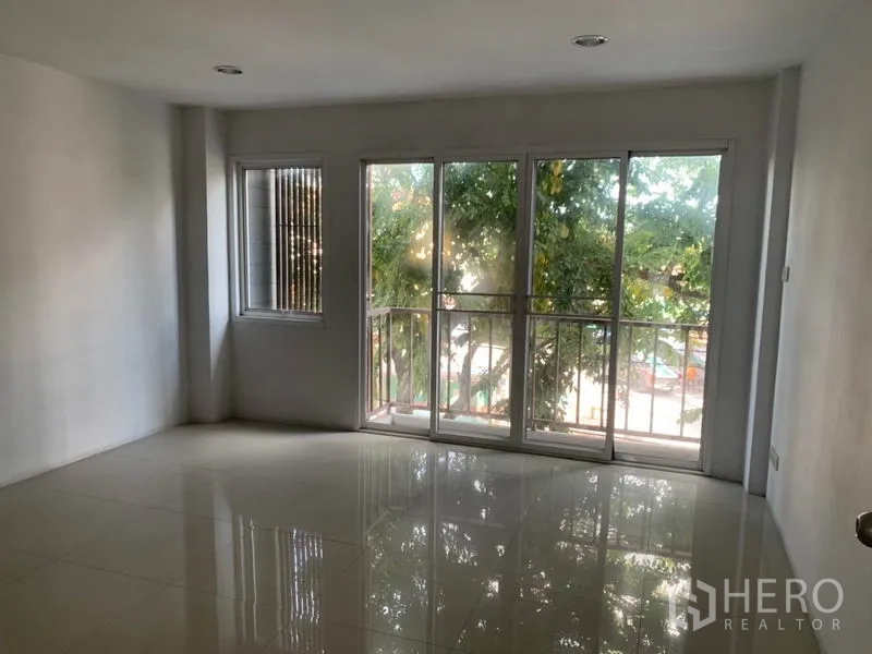 店屋 出售在Lat Phrao, Bangkok - 楼上一间房，亮面地砖，推拉落地窗与阳台，绿景相伴。