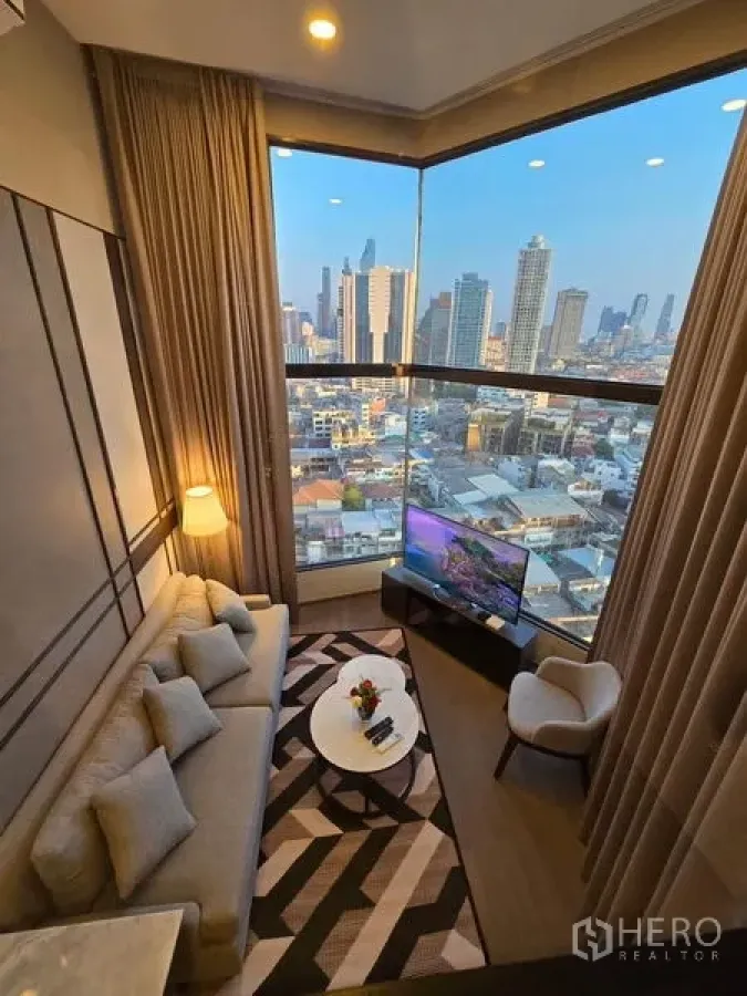 公寓 出租 - 俯瞰客厅的大角窗与广角城市景观