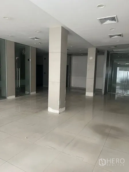 Shophouse for rent in Samphanthawong, Bangkok - Spacious lobby-style area with tiled floors, columns and glass entryways.