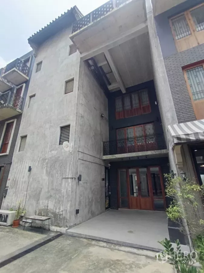 สำนักงานที่บ้าน ให้เช่าในPathum Wan, Bangkok - โฮมออฟฟิศสไตล์ลอฟท์ให้เช่าในปทุมวัน กรุงเทพฯ ผนังคอนกรีตเปลือย พร้อมพื้นที่จอดรถหน้าอาคาร