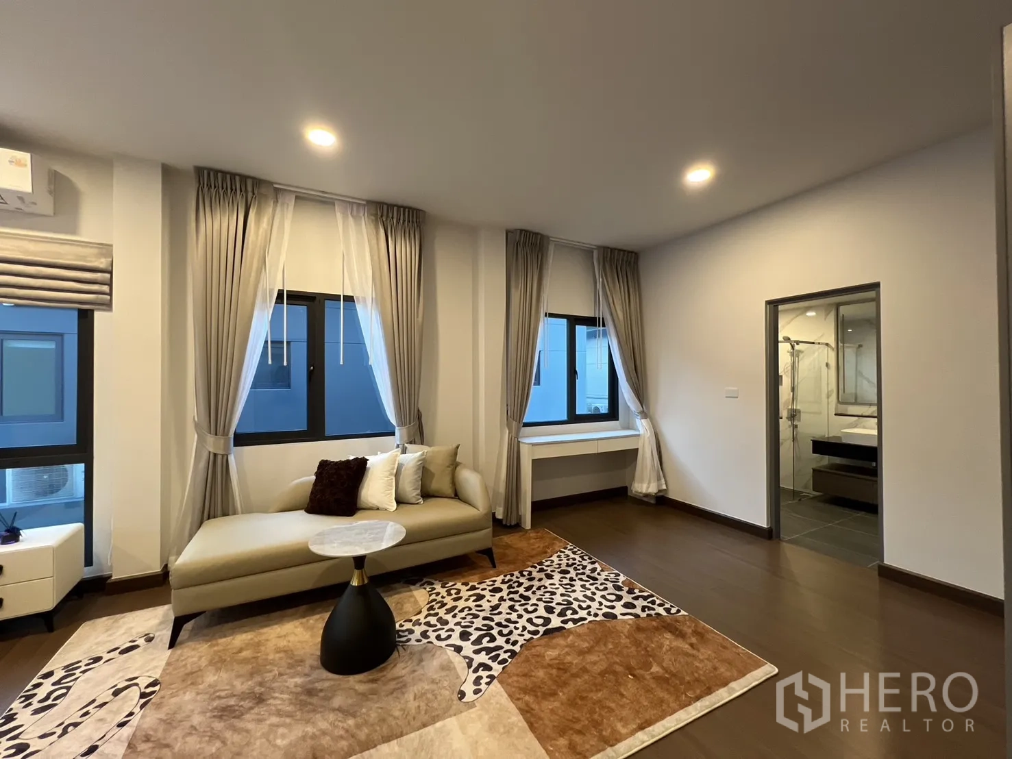 บ้าน ให้เช่าในBang Phli, Samut Prakan - พื้นที่นั่งเล่นในมาสเตอร์ พร้อมเดย์เบดและทางเข้าห้องน้ำในตัว