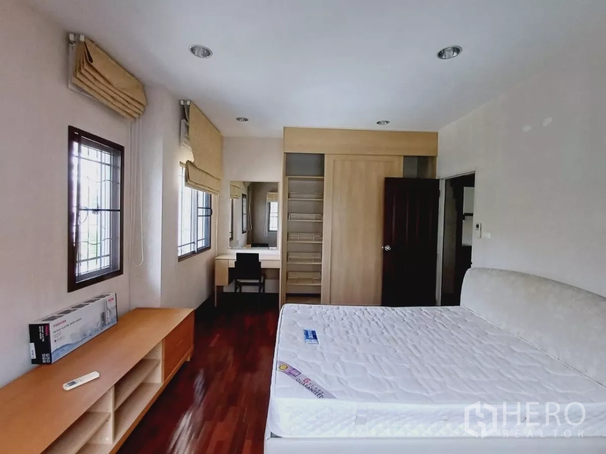 独立式住宅 出租或出售在Mueang Nonthaburi, Nonthaburi - 宽敞卧室，带内置衣柜、梳妆台和木地板。