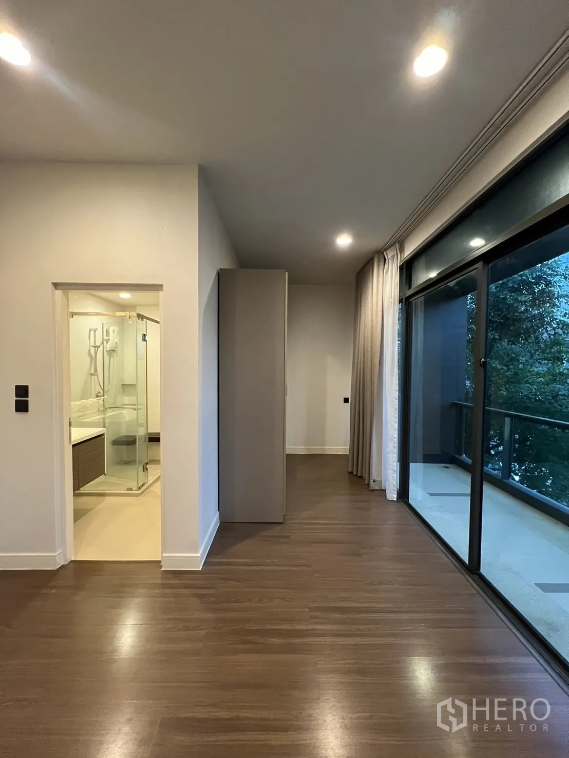 บ้าน ให้เช่าหรือขายในBang Kapi, Bangkok - มุมห้องนอนใหญ่เห็นตู้เสื้อผ้าและประตูห้องน้ำ