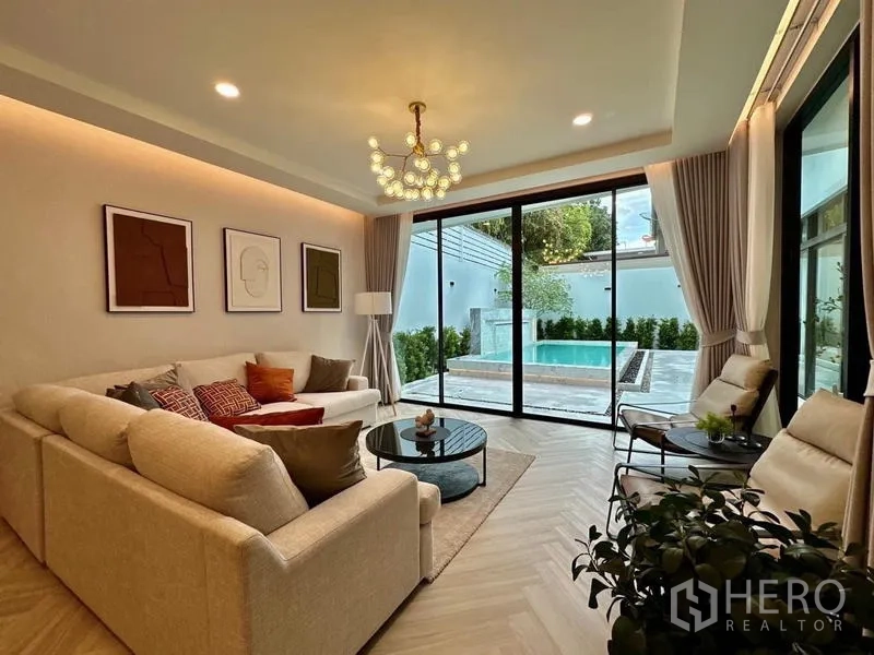 บ้าน ให้เช่าในLat Krabang, Bangkok - ห้องนั่งเล่นเชื่อมสระว่ายน้ำส่วนตัว ผ่านประตูกระจกบานเลื่อนกว้าง