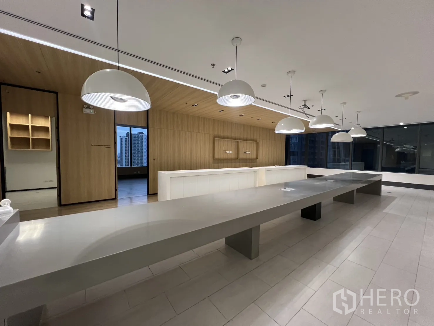 办公空间 出租在Huai Khwang, Bangkok - 茶水间近景，圆顶吊灯、长操作台与城市景观。