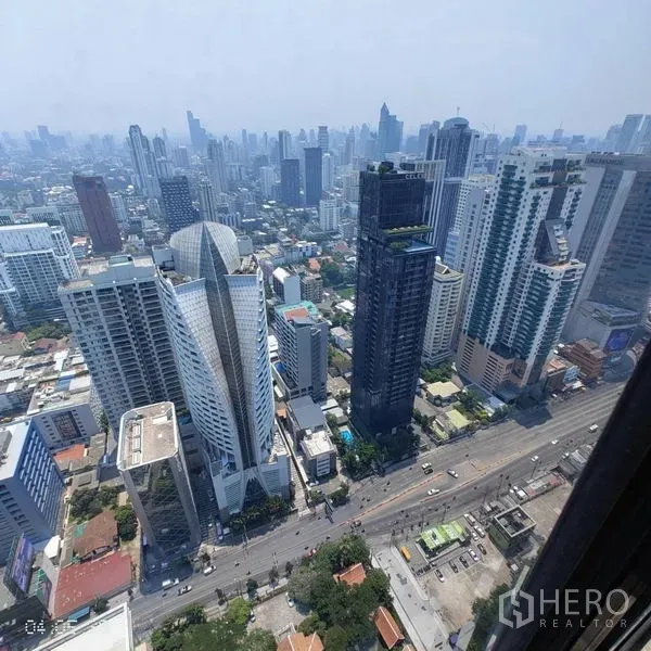Condominium for rent in Watthana, Bangkok - Panoramic high-floor city skyline view over Sukhumvit from the condo window.