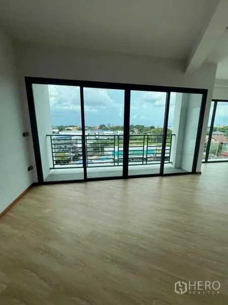 สำนักงานที่บ้าน ให้เช่าในBang Kruai, Nonthaburi - ประตูกระจกบานเลื่อนเปิดสู่ระเบียง มองเห็นวิวเมืองและพื้นที่สีเขียว ภายในพื้นไม้ลาย