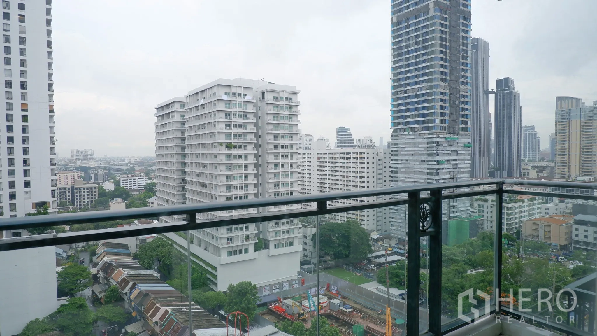 Condominium for rent in Watthana, Bangkok - Balcony with glass railing overlooking Thonglor skyline and nearby towers.