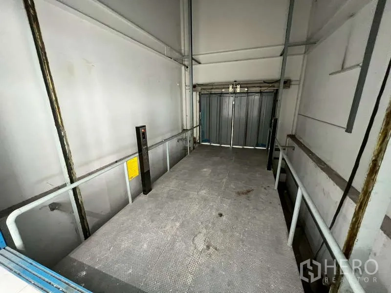 展厅 出租 - 建筑内的工业货运升降平台。