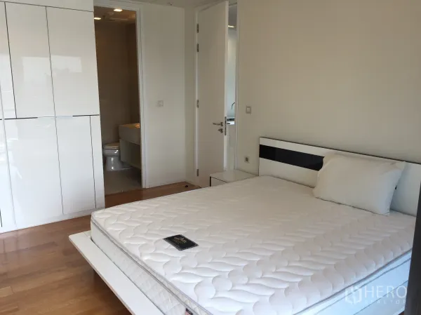 公寓 出租在Ratchathewi, Bangkok - 主卧带内置衣柜、木地板与套内卫浴。