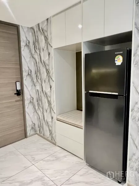 คอนโด ให้เช่าในKhlong Toei, Bangkok - โถงทางเข้าพร้อมผนังลายหินอ่อน ตู้บิวท์อิน และตู้เย็นสแตนเลสในคอนโดกรุงเทพฯ