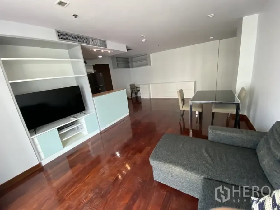 คอนโด ให้เช่าหรือขายในPathum Wan, Bangkok - ห้องนั่งเล่นแบบเปิดโล่ง พื้นไม้แท้ ตู้ทีวีบิวท์อินและมุมทานอาหาร