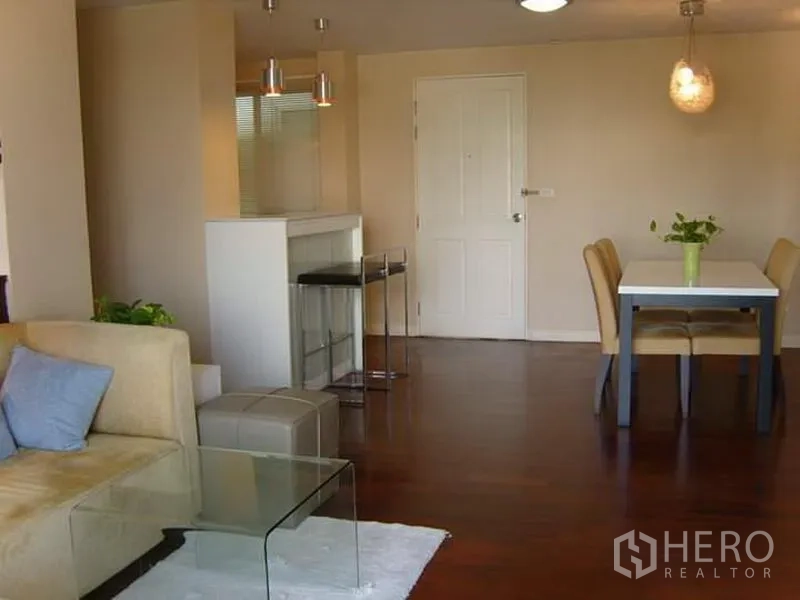 คอนโด ให้เช่าในWatthana, Bangkok - พื้นที่นั่งเล่นและรับประทานอาหารแบบโอเพ่น พร้อมบาร์และพื้นไม้