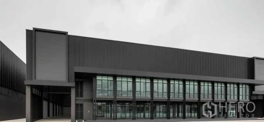 คลังสินค้า ให้เช่าในBang Sao Thong, Samut Prakan - อาคารโกดังสมัยใหม่สีดำ หน้ากระจกเต็มแนว พร้อมลานโหลดสินค้ามีหลังคาคลุม