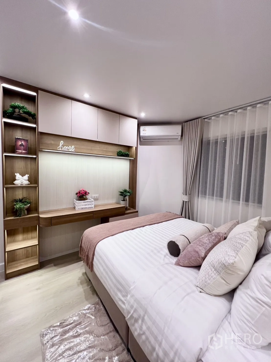 公寓 for sale in Yan Nawa, Bangkok - 第三卧室配学习书桌、置物架与窗帘窗户。
