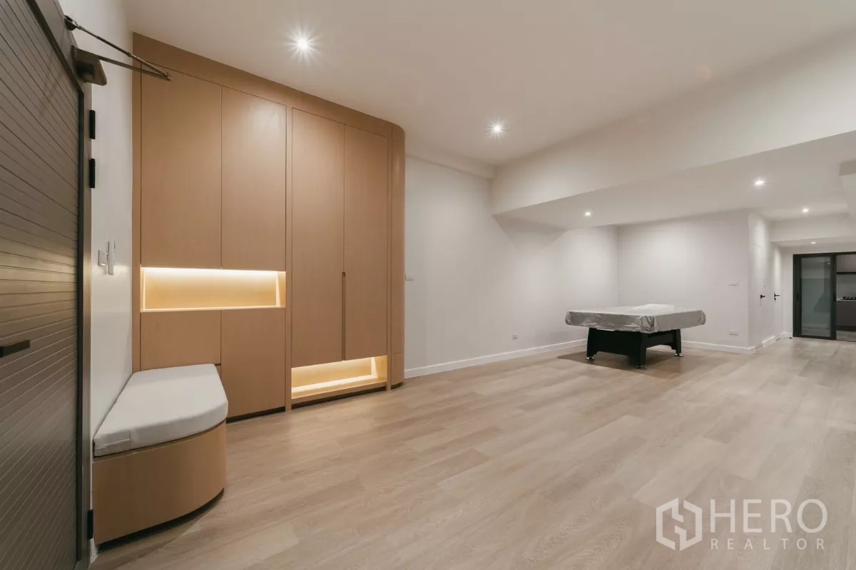 联排别墅 出租在Watthana, Bangkok - 多功能家庭室，带内置柜体与弧形座位，空间开阔。