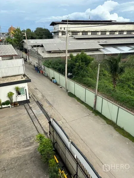 工厂 出售在Ban Phaeo, Samut Sakhon - 从高处俯瞰厂区外的安静工业小路与围墙