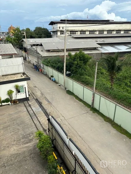 工厂 出售在Ban Phaeo, Samut Sakhon - 从高处俯瞰厂区外的安静工业小路与围墙