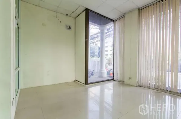 办公空间 出租或出售在Huai Khwang, Bangkok - 临街小角落办公室，配百叶帘与落地窗。