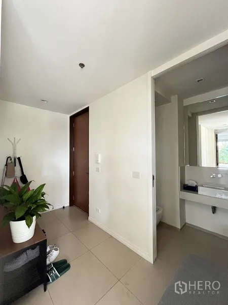 คอนโด ขายในKhlong San, Bangkok - โถงทางเข้า ประตูไม้ และโถงน้ำรับแขก